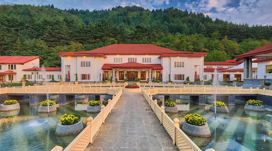 Best Hotel in Kashmir - Hotel Grand Lalit Srinagar